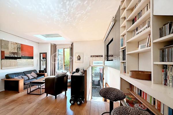 Au détour d'une discrète villa piétonne du très prisé quartier de la Mouzaïa, à quelques minutes du métro Danube, se cache une maison pleine de charme d'environ 106 m², véritable havre de paix au cœur de Paris.

Dès l'ouverture de la grille, le charme opère. Un agréable jardin arboré de 23 m² accueille vos déjeuners ensoleillés, vos dîners d'été et vos moments de détente dans un calme absolu. Ici, seuls le chant des oiseaux et l'atmosphère villageoise de la Mouzaïa accompagnent votre quotidien.

Cette maison traversante, baignée de lumière grâce à son exposition Est/Ouest, offre une qualité de vie rare. Quelques marches conduisent à un superbe espace de vie de 37 m² où la cuisine, tournée vers l'Est, profite du soleil matinal et s'ouvre sur une charmante terrasse idéale pour les petits-déjeuners en plein air. Côté Ouest, le salon-séjour prolonge naturellement la pièce de vie vers le jardin, créant une atmosphère chaleureuse et conviviale. Un WC indépendant avec fenêtre complète ce niveau.

Un élégant escalier en bois blanchi mène à une belle suite parentale mansardée, dotée de rangements intégrés et de sa salle d'eau privative, offrant un véritable cocon sous les toits.

En rez-de-jardin, l'espace nuit accueille deux chambres, dont une avec accès direct au jardin par porte-fenêtre. Une vaste salle de bains esprit hammam en béton ciré, avec WC, une buanderie ainsi que de nombreux espaces de rangement viennent compléter ce niveau.

Cette maison de caractère, en pleine propriété, construite en 1929, séduit par son authenticité, sa luminosité et son environnement exceptionnel. Une adresse confidentielle et recherchée, offrant l'impression de vivre à la campagne tout en profitant de la vie parisienne.

**Un bien rare dans l'un des quartiers les plus charmants et convoités du 19e arrondissement.**