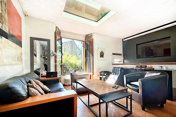 Au détour d'une discrète villa piétonne du très prisé quartier de la Mouzaïa, à quelques minutes du métro Danube, se cache une maison pleine de charme d'environ 106 m², véritable havre de paix au cœur de Paris.

Dès l'ouverture de la grille, le charme opère. Un agréable jardin arboré de 23 m² accueille vos déjeuners ensoleillés, vos dîners d'été et vos moments de détente dans un calme absolu. Ici, seuls le chant des oiseaux et l'atmosphère villageoise de la Mouzaïa accompagnent votre quotidien.

Cette maison traversante, baignée de lumière grâce à son exposition Est/Ouest, offre une qualité de vie rare. Quelques marches conduisent à un superbe espace de vie de 37 m² où la cuisine, tournée vers l'Est, profite du soleil matinal et s'ouvre sur une charmante terrasse idéale pour les petits-déjeuners en plein air. Côté Ouest, le salon-séjour prolonge naturellement la pièce de vie vers le jardin, créant une atmosphère chaleureuse et conviviale. Un WC indépendant avec fenêtre complète ce niveau.

Un élégant escalier en bois blanchi mène à une belle suite parentale mansardée, dotée de rangements intégrés et de sa salle d'eau privative, offrant un véritable cocon sous les toits.

En rez-de-jardin, l'espace nuit accueille deux chambres, dont une avec accès direct au jardin par porte-fenêtre. Une vaste salle de bains esprit hammam en béton ciré, avec WC, une buanderie ainsi que de nombreux espaces de rangement viennent compléter ce niveau.

Cette maison de caractère, en pleine propriété, construite en 1929, séduit par son authenticité, sa luminosité et son environnement exceptionnel. Une adresse confidentielle et recherchée, offrant l'impression de vivre à la campagne tout en profitant de la vie parisienne.

**Un bien rare dans l'un des quartiers les plus charmants et convoités du 19e arrondissement.**