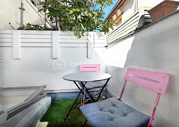 Au détour d'une discrète villa piétonne du très prisé quartier de la Mouzaïa, à quelques minutes du métro Danube, se cache une maison pleine de charme d'environ 106 m², véritable havre de paix au cœur de Paris.

Dès l'ouverture de la grille, le charme opère. Un agréable jardin arboré de 23 m² accueille vos déjeuners ensoleillés, vos dîners d'été et vos moments de détente dans un calme absolu. Ici, seuls le chant des oiseaux et l'atmosphère villageoise de la Mouzaïa accompagnent votre quotidien.

Cette maison traversante, baignée de lumière grâce à son exposition Est/Ouest, offre une qualité de vie rare. Quelques marches conduisent à un superbe espace de vie de 37 m² où la cuisine, tournée vers l'Est, profite du soleil matinal et s'ouvre sur une charmante terrasse idéale pour les petits-déjeuners en plein air. Côté Ouest, le salon-séjour prolonge naturellement la pièce de vie vers le jardin, créant une atmosphère chaleureuse et conviviale. Un WC indépendant avec fenêtre complète ce niveau.

Un élégant escalier en bois blanchi mène à une belle suite parentale mansardée, dotée de rangements intégrés et de sa salle d'eau privative, offrant un véritable cocon sous les toits.

En rez-de-jardin, l'espace nuit accueille deux chambres, dont une avec accès direct au jardin par porte-fenêtre. Une vaste salle de bains esprit hammam en béton ciré, avec WC, une buanderie ainsi que de nombreux espaces de rangement viennent compléter ce niveau.

Cette maison de caractère, en pleine propriété, construite en 1929, séduit par son authenticité, sa luminosité et son environnement exceptionnel. Une adresse confidentielle et recherchée, offrant l'impression de vivre à la campagne tout en profitant de la vie parisienne.

**Un bien rare dans l'un des quartiers les plus charmants et convoités du 19e arrondissement.**