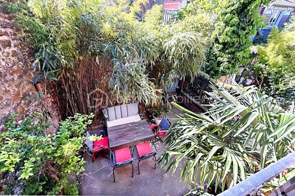 Au détour d'une discrète villa piétonne du très prisé quartier de la Mouzaïa, à quelques minutes du métro Danube, se cache une maison pleine de charme d'environ 106 m², véritable havre de paix au cœur de Paris.

Dès l'ouverture de la grille, le charme opère. Un agréable jardin arboré de 23 m² accueille vos déjeuners ensoleillés, vos dîners d'été et vos moments de détente dans un calme absolu. Ici, seuls le chant des oiseaux et l'atmosphère villageoise de la Mouzaïa accompagnent votre quotidien.

Cette maison traversante, baignée de lumière grâce à son exposition Est/Ouest, offre une qualité de vie rare. Quelques marches conduisent à un superbe espace de vie de 37 m² où la cuisine, tournée vers l'Est, profite du soleil matinal et s'ouvre sur une charmante terrasse idéale pour les petits-déjeuners en plein air. Côté Ouest, le salon-séjour prolonge naturellement la pièce de vie vers le jardin, créant une atmosphère chaleureuse et conviviale. Un WC indépendant avec fenêtre complète ce niveau.

Un élégant escalier en bois blanchi mène à une belle suite parentale mansardée, dotée de rangements intégrés et de sa salle d'eau privative, offrant un véritable cocon sous les toits.

En rez-de-jardin, l'espace nuit accueille deux chambres, dont une avec accès direct au jardin par porte-fenêtre. Une vaste salle de bains esprit hammam en béton ciré, avec WC, une buanderie ainsi que de nombreux espaces de rangement viennent compléter ce niveau.

Cette maison de caractère, en pleine propriété, construite en 1929, séduit par son authenticité, sa luminosité et son environnement exceptionnel. Une adresse confidentielle et recherchée, offrant l'impression de vivre à la campagne tout en profitant de la vie parisienne.

**Un bien rare dans l'un des quartiers les plus charmants et convoités du 19e arrondissement.**