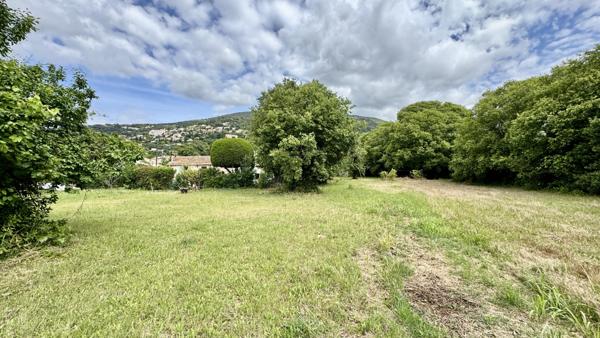 Grasse (06130) Maison à rénover sur vaste terrain constructible – Un potentiel rare !