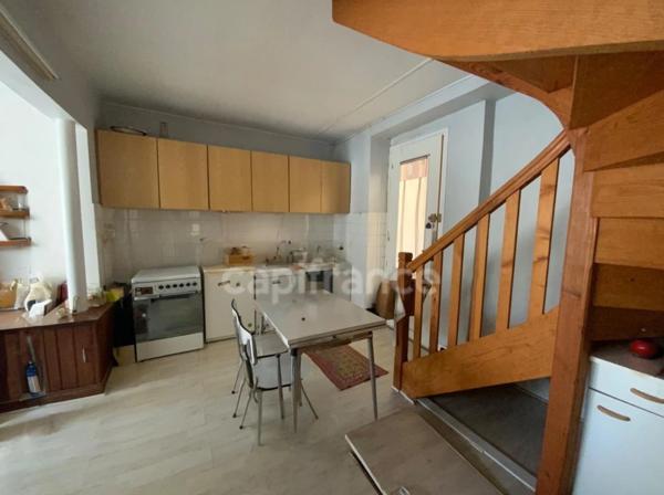 Proche de NOIRETABLE (42) IMMEUBLE avec 4 logements de 217 M2 (42 ) avec garage et une remise de 98 M2