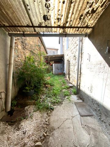 Proche de NOIRETABLE (42) IMMEUBLE avec 4 logements de 217 M2 (42 ) avec garage et une remise de 98 M2