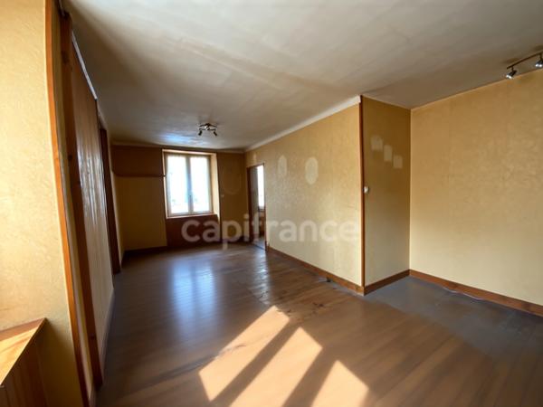 Proche de NOIRETABLE (42) IMMEUBLE avec 4 logements de 217 M2 (42 ) avec garage et une remise de 98 M2