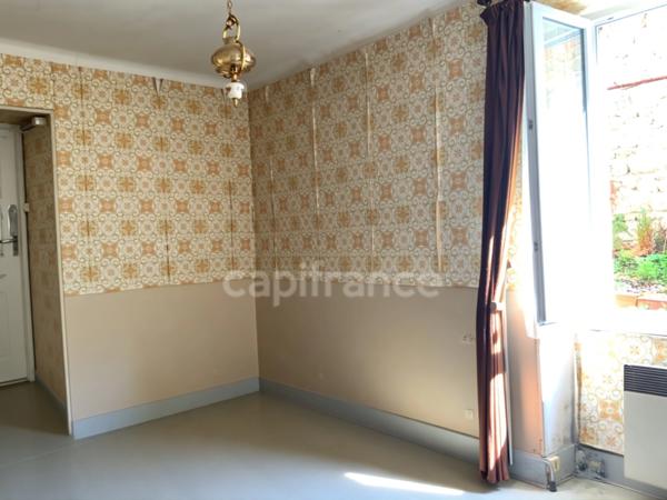 Proche de NOIRETABLE (42) IMMEUBLE avec 4 logements de 217 M2 (42 ) avec garage et une remise de 98 M2