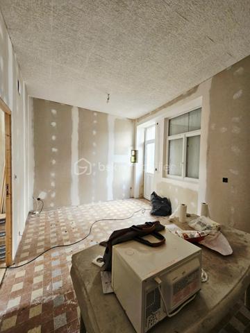Ligueil centre , proches tous commerces et écoles.
Immeuble de rapport comprenant 2 logements:
- un 1er logement d'environ 29 m2 au rdc avec pièce de vie, 1 chambre, salle d'eau avec WC, terrasse et jardin. Ce logement à été presque entièrement rénové ( isolation, menuiseries, électricité, plomberie..), reste salle d'eau et quelques sols à finir ( matériaux déjà sur place).
- Un 2ème logement d'environ 52 m2 au 1er étage avec pièce de vie, cuisine, dégagement, 1 chambre, un bureau ( 7,6 m2), salle d'eau avec WC. Garage de 18m2 et terrain attenant.
Possibilité très bon rapport.
A voir vite !