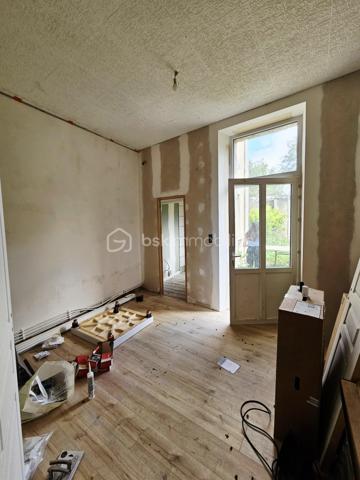 Ligueil centre , proches tous commerces et écoles.
Immeuble de rapport comprenant 2 logements:
- un 1er logement d'environ 29 m2 au rdc avec pièce de vie, 1 chambre, salle d'eau avec WC, terrasse et jardin. Ce logement à été presque entièrement rénové ( isolation, menuiseries, électricité, plomberie..), reste salle d'eau et quelques sols à finir ( matériaux déjà sur place).
- Un 2ème logement d'environ 52 m2 au 1er étage avec pièce de vie, cuisine, dégagement, 1 chambre, un bureau ( 7,6 m2), salle d'eau avec WC. Garage de 18m2 et terrain attenant.
Possibilité très bon rapport.
A voir vite !