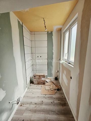 Ligueil centre , proches tous commerces et écoles.
Immeuble de rapport comprenant 2 logements:
- un 1er logement d'environ 29 m2 au rdc avec pièce de vie, 1 chambre, salle d'eau avec WC, terrasse et jardin. Ce logement à été presque entièrement rénové ( isolation, menuiseries, électricité, plomberie..), reste salle d'eau et quelques sols à finir ( matériaux déjà sur place).
- Un 2ème logement d'environ 52 m2 au 1er étage avec pièce de vie, cuisine, dégagement, 1 chambre, un bureau ( 7,6 m2), salle d'eau avec WC. Garage de 18m2 et terrain attenant.
Possibilité très bon rapport.
A voir vite !