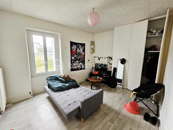 Ligueil centre , proches tous commerces et écoles.
Immeuble de rapport comprenant 2 logements:
- un 1er logement d'environ 29 m2 au rdc avec pièce de vie, 1 chambre, salle d'eau avec WC, terrasse et jardin. Ce logement à été presque entièrement rénové ( isolation, menuiseries, électricité, plomberie..), reste salle d'eau et quelques sols à finir ( matériaux déjà sur place).
- Un 2ème logement d'environ 52 m2 au 1er étage avec pièce de vie, cuisine, dégagement, 1 chambre, un bureau ( 7,6 m2), salle d'eau avec WC. Garage de 18m2 et terrain attenant.
Possibilité très bon rapport.
A voir vite !