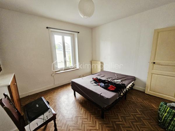 Ligueil centre , proches tous commerces et écoles.
Immeuble de rapport comprenant 2 logements:
- un 1er logement d'environ 29 m2 au rdc avec pièce de vie, 1 chambre, salle d'eau avec WC, terrasse et jardin. Ce logement à été presque entièrement rénové ( isolation, menuiseries, électricité, plomberie..), reste salle d'eau et quelques sols à finir ( matériaux déjà sur place).
- Un 2ème logement d'environ 52 m2 au 1er étage avec pièce de vie, cuisine, dégagement, 1 chambre, un bureau ( 7,6 m2), salle d'eau avec WC. Garage de 18m2 et terrain attenant.
Possibilité très bon rapport.
A voir vite !