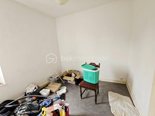 Ligueil centre , proches tous commerces et écoles.
Immeuble de rapport comprenant 2 logements:
- un 1er logement d'environ 29 m2 au rdc avec pièce de vie, 1 chambre, salle d'eau avec WC, terrasse et jardin. Ce logement à été presque entièrement rénové ( isolation, menuiseries, électricité, plomberie..), reste salle d'eau et quelques sols à finir ( matériaux déjà sur place).
- Un 2ème logement d'environ 52 m2 au 1er étage avec pièce de vie, cuisine, dégagement, 1 chambre, un bureau ( 7,6 m2), salle d'eau avec WC. Garage de 18m2 et terrain attenant.
Possibilité très bon rapport.
A voir vite !