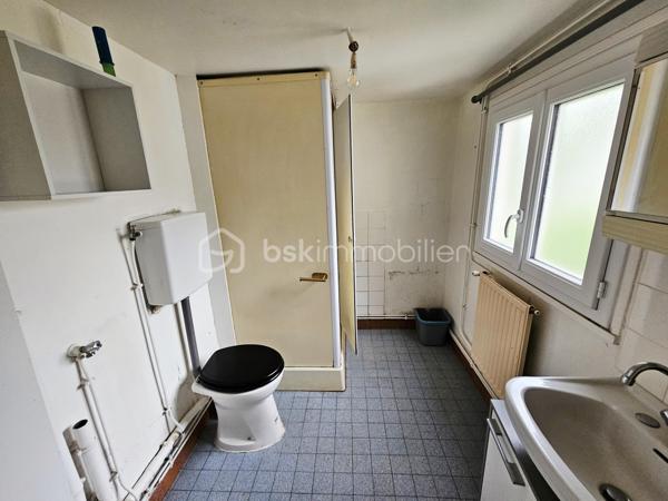 Ligueil centre , proches tous commerces et écoles.
Immeuble de rapport comprenant 2 logements:
- un 1er logement d'environ 29 m2 au rdc avec pièce de vie, 1 chambre, salle d'eau avec WC, terrasse et jardin. Ce logement à été presque entièrement rénové ( isolation, menuiseries, électricité, plomberie..), reste salle d'eau et quelques sols à finir ( matériaux déjà sur place).
- Un 2ème logement d'environ 52 m2 au 1er étage avec pièce de vie, cuisine, dégagement, 1 chambre, un bureau ( 7,6 m2), salle d'eau avec WC. Garage de 18m2 et terrain attenant.
Possibilité très bon rapport.
A voir vite !