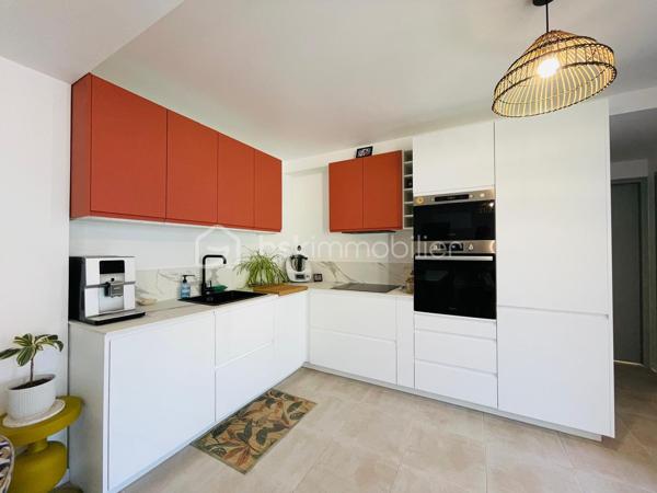 Appartement T3 avec jardin privatif – Saint-Brevin-les-Pins

Dans un environnement recherché de Saint-Brevin-les-Pins, à proximité des plages et des commerces, découvrez ce charmant appartement T3 de 55 m² situé en rez-de-jardin, au sein d’une petite copropriété entièrement rénovée en 2023.

Bénéficiant d’une agréable exposition plein sud, cet appartement lumineux offre une pièce de vie conviviale avec cuisine aménagée ouverte sur le salon, deux chambres, une salle d’eau contemporaine avec douche à l’italienne, un WC indépendant ainsi qu’un cellier.

À l’extérieur, vous profiterez d’un jardin privatif clos d’environ 300 m² avec abri de jardin, idéal pour apprécier le calme et les beaux jours en toute tranquillité.

Deux places de stationnement privatives complètent ce bien.

Un bien confortable et fonctionnel, particulièrement adapté pour une résidence principale de plain-pied, une résidence secondaire en bord de mer ou un investissement de qualité dans une station balnéaire appréciée.

Visite virtuelle sur demande

*Présentation du bien en semaine ET LE WEEK-END, sur rendez-vous*