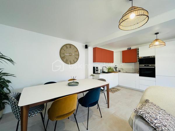Appartement T3 avec jardin privatif – Saint-Brevin-les-Pins

Dans un environnement recherché de Saint-Brevin-les-Pins, à proximité des plages et des commerces, découvrez ce charmant appartement T3 de 55 m² situé en rez-de-jardin, au sein d’une petite copropriété entièrement rénovée en 2023.

Bénéficiant d’une agréable exposition plein sud, cet appartement lumineux offre une pièce de vie conviviale avec cuisine aménagée ouverte sur le salon, deux chambres, une salle d’eau contemporaine avec douche à l’italienne, un WC indépendant ainsi qu’un cellier.

À l’extérieur, vous profiterez d’un jardin privatif clos d’environ 300 m² avec abri de jardin, idéal pour apprécier le calme et les beaux jours en toute tranquillité.

Deux places de stationnement privatives complètent ce bien.

Un bien confortable et fonctionnel, particulièrement adapté pour une résidence principale de plain-pied, une résidence secondaire en bord de mer ou un investissement de qualité dans une station balnéaire appréciée.

Visite virtuelle sur demande

*Présentation du bien en semaine ET LE WEEK-END, sur rendez-vous*