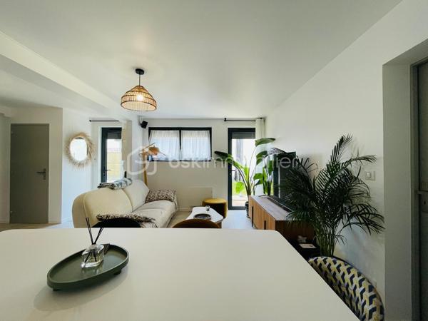 Appartement T3 avec jardin privatif – Saint-Brevin-les-Pins

Dans un environnement recherché de Saint-Brevin-les-Pins, à proximité des plages et des commerces, découvrez ce charmant appartement T3 de 55 m² situé en rez-de-jardin, au sein d’une petite copropriété entièrement rénovée en 2023.

Bénéficiant d’une agréable exposition plein sud, cet appartement lumineux offre une pièce de vie conviviale avec cuisine aménagée ouverte sur le salon, deux chambres, une salle d’eau contemporaine avec douche à l’italienne, un WC indépendant ainsi qu’un cellier.

À l’extérieur, vous profiterez d’un jardin privatif clos d’environ 300 m² avec abri de jardin, idéal pour apprécier le calme et les beaux jours en toute tranquillité.

Deux places de stationnement privatives complètent ce bien.

Un bien confortable et fonctionnel, particulièrement adapté pour une résidence principale de plain-pied, une résidence secondaire en bord de mer ou un investissement de qualité dans une station balnéaire appréciée.

Visite virtuelle sur demande

*Présentation du bien en semaine ET LE WEEK-END, sur rendez-vous*