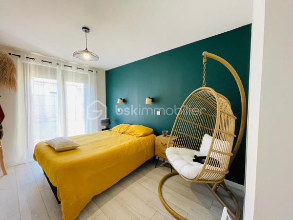 Appartement T3 avec jardin privatif – Saint-Brevin-les-Pins

Dans un environnement recherché de Saint-Brevin-les-Pins, à proximité des plages et des commerces, découvrez ce charmant appartement T3 de 55 m² situé en rez-de-jardin, au sein d’une petite copropriété entièrement rénovée en 2023.

Bénéficiant d’une agréable exposition plein sud, cet appartement lumineux offre une pièce de vie conviviale avec cuisine aménagée ouverte sur le salon, deux chambres, une salle d’eau contemporaine avec douche à l’italienne, un WC indépendant ainsi qu’un cellier.

À l’extérieur, vous profiterez d’un jardin privatif clos d’environ 300 m² avec abri de jardin, idéal pour apprécier le calme et les beaux jours en toute tranquillité.

Deux places de stationnement privatives complètent ce bien.

Un bien confortable et fonctionnel, particulièrement adapté pour une résidence principale de plain-pied, une résidence secondaire en bord de mer ou un investissement de qualité dans une station balnéaire appréciée.

Visite virtuelle sur demande

*Présentation du bien en semaine ET LE WEEK-END, sur rendez-vous*