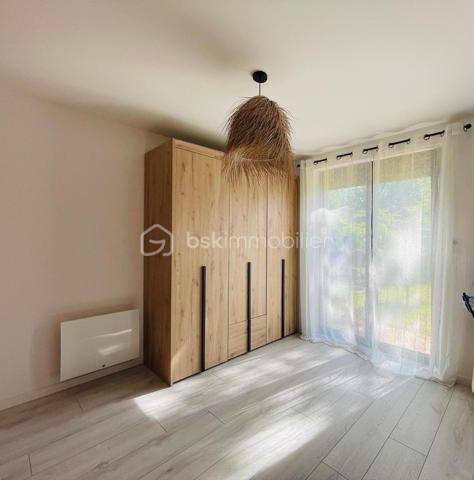 Appartement T3 avec jardin privatif – Saint-Brevin-les-Pins

Dans un environnement recherché de Saint-Brevin-les-Pins, à proximité des plages et des commerces, découvrez ce charmant appartement T3 de 55 m² situé en rez-de-jardin, au sein d’une petite copropriété entièrement rénovée en 2023.

Bénéficiant d’une agréable exposition plein sud, cet appartement lumineux offre une pièce de vie conviviale avec cuisine aménagée ouverte sur le salon, deux chambres, une salle d’eau contemporaine avec douche à l’italienne, un WC indépendant ainsi qu’un cellier.

À l’extérieur, vous profiterez d’un jardin privatif clos d’environ 300 m² avec abri de jardin, idéal pour apprécier le calme et les beaux jours en toute tranquillité.

Deux places de stationnement privatives complètent ce bien.

Un bien confortable et fonctionnel, particulièrement adapté pour une résidence principale de plain-pied, une résidence secondaire en bord de mer ou un investissement de qualité dans une station balnéaire appréciée.

Visite virtuelle sur demande

*Présentation du bien en semaine ET LE WEEK-END, sur rendez-vous*