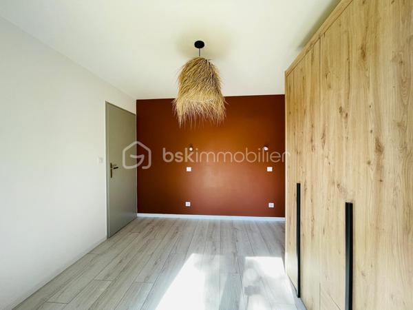 Appartement T3 avec jardin privatif – Saint-Brevin-les-Pins

Dans un environnement recherché de Saint-Brevin-les-Pins, à proximité des plages et des commerces, découvrez ce charmant appartement T3 de 55 m² situé en rez-de-jardin, au sein d’une petite copropriété entièrement rénovée en 2023.

Bénéficiant d’une agréable exposition plein sud, cet appartement lumineux offre une pièce de vie conviviale avec cuisine aménagée ouverte sur le salon, deux chambres, une salle d’eau contemporaine avec douche à l’italienne, un WC indépendant ainsi qu’un cellier.

À l’extérieur, vous profiterez d’un jardin privatif clos d’environ 300 m² avec abri de jardin, idéal pour apprécier le calme et les beaux jours en toute tranquillité.

Deux places de stationnement privatives complètent ce bien.

Un bien confortable et fonctionnel, particulièrement adapté pour une résidence principale de plain-pied, une résidence secondaire en bord de mer ou un investissement de qualité dans une station balnéaire appréciée.

Visite virtuelle sur demande

*Présentation du bien en semaine ET LE WEEK-END, sur rendez-vous*