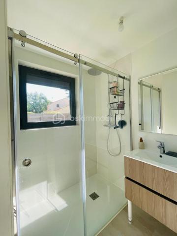 Appartement T3 avec jardin privatif – Saint-Brevin-les-Pins

Dans un environnement recherché de Saint-Brevin-les-Pins, à proximité des plages et des commerces, découvrez ce charmant appartement T3 de 55 m² situé en rez-de-jardin, au sein d’une petite copropriété entièrement rénovée en 2023.

Bénéficiant d’une agréable exposition plein sud, cet appartement lumineux offre une pièce de vie conviviale avec cuisine aménagée ouverte sur le salon, deux chambres, une salle d’eau contemporaine avec douche à l’italienne, un WC indépendant ainsi qu’un cellier.

À l’extérieur, vous profiterez d’un jardin privatif clos d’environ 300 m² avec abri de jardin, idéal pour apprécier le calme et les beaux jours en toute tranquillité.

Deux places de stationnement privatives complètent ce bien.

Un bien confortable et fonctionnel, particulièrement adapté pour une résidence principale de plain-pied, une résidence secondaire en bord de mer ou un investissement de qualité dans une station balnéaire appréciée.

Visite virtuelle sur demande

*Présentation du bien en semaine ET LE WEEK-END, sur rendez-vous*