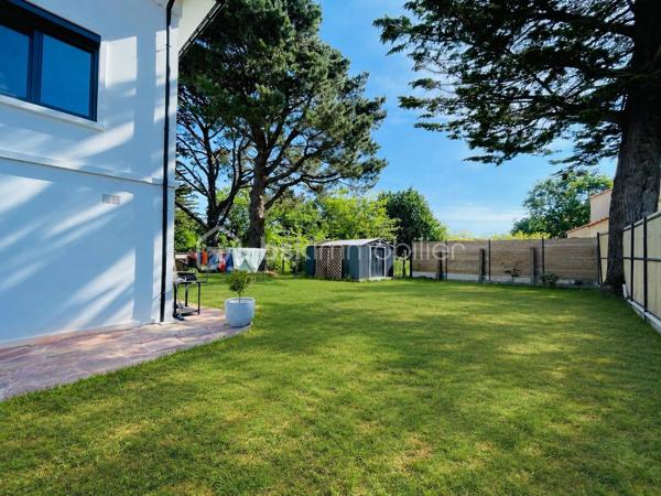 Appartement T3 avec jardin privatif – Saint-Brevin-les-Pins

Dans un environnement recherché de Saint-Brevin-les-Pins, à proximité des plages et des commerces, découvrez ce charmant appartement T3 de 55 m² situé en rez-de-jardin, au sein d’une petite copropriété entièrement rénovée en 2023.

Bénéficiant d’une agréable exposition plein sud, cet appartement lumineux offre une pièce de vie conviviale avec cuisine aménagée ouverte sur le salon, deux chambres, une salle d’eau contemporaine avec douche à l’italienne, un WC indépendant ainsi qu’un cellier.

À l’extérieur, vous profiterez d’un jardin privatif clos d’environ 300 m² avec abri de jardin, idéal pour apprécier le calme et les beaux jours en toute tranquillité.

Deux places de stationnement privatives complètent ce bien.

Un bien confortable et fonctionnel, particulièrement adapté pour une résidence principale de plain-pied, une résidence secondaire en bord de mer ou un investissement de qualité dans une station balnéaire appréciée.

Visite virtuelle sur demande

*Présentation du bien en semaine ET LE WEEK-END, sur rendez-vous*
