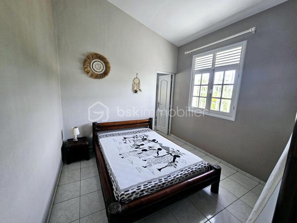 Jérôme MIGLIORE vous propose pour BSK IMMOBILLIER /

PROPRIETE D'EXCEPTION - 7 PIECES - UNIQUE A LA VENTE A  SAINT- FRANCOIS :

Située sur les hauteurs de Saint-François, à proximité immédiate du golf, de la marina, du casino, des plages, ainsi que de tous commerces et restaurants, cette superbe villa bénéficie d’un emplacement idéal au sein d’un lotissement paisible, offrant un cadre de vie des plus agréables.

D’une superficie de 181 m² de surface habitable ( habitation et annexes), cette demeure aux volumes généreux se compose de :

Un vaste séjour traversant de 50 m², lumineux et parfaitement ventilé, s’ouvrant sur deux terrasses,
Quatre chambres spacieuses, dont deux avec salle d’eau privative/ WC et une avec salle de bains avec WC,
Une mezzanine, idéale pour un espace bureau, bibliothèque, chambre ou salle de jeux,
Une cuisine indépendante avec office, fonctionnelle et bien agencée,
Bureau,
Un WC visiteurs.

Espaces extérieurs et équipements:
L’extérieur, conçu pour le confort et la convivialité, vous invite à la détente :
Une terrasse couverte avec un carbet équipé d’un jacuzzi (stores pour préserver votre intimité),
Une piscine au sel avec son deck, parfaite pour des moments de farniente sous le soleil des tropiques,
Un espace cuisine et salon extérieur, avec bar et barbecue, idéal pour recevoir famille et amis,
Un jardin arboré et parfaitement entretenu sur un terrain plat de 1 400 m² environ, entièrement clôturé, sans aucun vis-à-vis.

Autres atouts:
Capacité de stationnement pour 5 véhicules + Grand garage fermé de 45 m²,
Deux entrées indépendantes avec portails motorisés,
Construction 100 % béton, assurant une parfaite résistance aux conditions cycloniques,
Toiture révisée et repeinte en 2024,
Réserve d’eau de 2 000 litres,
Chauffe-eau solaire,
DPE réalisé en janvier 2025 – Classe B.

Un bien aux multiples possibilités,
Cette villa d’exception peut convenir aussi bien en résidence principale qu’en investissement locatif, avec un fort potentiel pour une activité de maison d’hôtes ou de locations saisonnières. De plus, une ou deux constructions supplémentaires de type bungalow peuvent être envisagées sur le terrain. ( zone U4 du PLU)

Un véritable havre de paix où luxe, confort et sérénité se conjuguent à la perfection.

Pour plus d’informations
Des vidéos du bien sont disponibles sur demande.

Ne manquez pas cette opportunité unique ! Contactez moi rapidement .