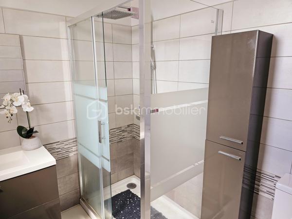 Jérôme MIGLIORE vous propose pour BSK IMMOBILLIER /

PROPRIETE D'EXCEPTION - 7 PIECES - UNIQUE A LA VENTE A  SAINT- FRANCOIS :

Située sur les hauteurs de Saint-François, à proximité immédiate du golf, de la marina, du casino, des plages, ainsi que de tous commerces et restaurants, cette superbe villa bénéficie d’un emplacement idéal au sein d’un lotissement paisible, offrant un cadre de vie des plus agréables.

D’une superficie de 181 m² de surface habitable ( habitation et annexes), cette demeure aux volumes généreux se compose de :

Un vaste séjour traversant de 50 m², lumineux et parfaitement ventilé, s’ouvrant sur deux terrasses,
Quatre chambres spacieuses, dont deux avec salle d’eau privative/ WC et une avec salle de bains avec WC,
Une mezzanine, idéale pour un espace bureau, bibliothèque, chambre ou salle de jeux,
Une cuisine indépendante avec office, fonctionnelle et bien agencée,
Bureau,
Un WC visiteurs.

Espaces extérieurs et équipements:
L’extérieur, conçu pour le confort et la convivialité, vous invite à la détente :
Une terrasse couverte avec un carbet équipé d’un jacuzzi (stores pour préserver votre intimité),
Une piscine au sel avec son deck, parfaite pour des moments de farniente sous le soleil des tropiques,
Un espace cuisine et salon extérieur, avec bar et barbecue, idéal pour recevoir famille et amis,
Un jardin arboré et parfaitement entretenu sur un terrain plat de 1 400 m² environ, entièrement clôturé, sans aucun vis-à-vis.

Autres atouts:
Capacité de stationnement pour 5 véhicules + Grand garage fermé de 45 m²,
Deux entrées indépendantes avec portails motorisés,
Construction 100 % béton, assurant une parfaite résistance aux conditions cycloniques,
Toiture révisée et repeinte en 2024,
Réserve d’eau de 2 000 litres,
Chauffe-eau solaire,
DPE réalisé en janvier 2025 – Classe B.

Un bien aux multiples possibilités,
Cette villa d’exception peut convenir aussi bien en résidence principale qu’en investissement locatif, avec un fort potentiel pour une activité de maison d’hôtes ou de locations saisonnières. De plus, une ou deux constructions supplémentaires de type bungalow peuvent être envisagées sur le terrain. ( zone U4 du PLU)

Un véritable havre de paix où luxe, confort et sérénité se conjuguent à la perfection.

Pour plus d’informations
Des vidéos du bien sont disponibles sur demande.

Ne manquez pas cette opportunité unique ! Contactez moi rapidement .