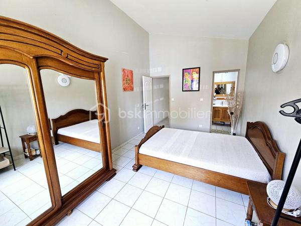 Jérôme MIGLIORE vous propose pour BSK IMMOBILLIER /

PROPRIETE D'EXCEPTION - 7 PIECES - UNIQUE A LA VENTE A  SAINT- FRANCOIS :

Située sur les hauteurs de Saint-François, à proximité immédiate du golf, de la marina, du casino, des plages, ainsi que de tous commerces et restaurants, cette superbe villa bénéficie d’un emplacement idéal au sein d’un lotissement paisible, offrant un cadre de vie des plus agréables.

D’une superficie de 181 m² de surface habitable ( habitation et annexes), cette demeure aux volumes généreux se compose de :

Un vaste séjour traversant de 50 m², lumineux et parfaitement ventilé, s’ouvrant sur deux terrasses,
Quatre chambres spacieuses, dont deux avec salle d’eau privative/ WC et une avec salle de bains avec WC,
Une mezzanine, idéale pour un espace bureau, bibliothèque, chambre ou salle de jeux,
Une cuisine indépendante avec office, fonctionnelle et bien agencée,
Bureau,
Un WC visiteurs.

Espaces extérieurs et équipements:
L’extérieur, conçu pour le confort et la convivialité, vous invite à la détente :
Une terrasse couverte avec un carbet équipé d’un jacuzzi (stores pour préserver votre intimité),
Une piscine au sel avec son deck, parfaite pour des moments de farniente sous le soleil des tropiques,
Un espace cuisine et salon extérieur, avec bar et barbecue, idéal pour recevoir famille et amis,
Un jardin arboré et parfaitement entretenu sur un terrain plat de 1 400 m² environ, entièrement clôturé, sans aucun vis-à-vis.

Autres atouts:
Capacité de stationnement pour 5 véhicules + Grand garage fermé de 45 m²,
Deux entrées indépendantes avec portails motorisés,
Construction 100 % béton, assurant une parfaite résistance aux conditions cycloniques,
Toiture révisée et repeinte en 2024,
Réserve d’eau de 2 000 litres,
Chauffe-eau solaire,
DPE réalisé en janvier 2025 – Classe B.

Un bien aux multiples possibilités,
Cette villa d’exception peut convenir aussi bien en résidence principale qu’en investissement locatif, avec un fort potentiel pour une activité de maison d’hôtes ou de locations saisonnières. De plus, une ou deux constructions supplémentaires de type bungalow peuvent être envisagées sur le terrain. ( zone U4 du PLU)

Un véritable havre de paix où luxe, confort et sérénité se conjuguent à la perfection.

Pour plus d’informations
Des vidéos du bien sont disponibles sur demande.

Ne manquez pas cette opportunité unique ! Contactez moi rapidement .