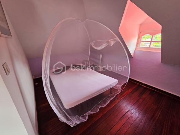 Jérôme MIGLIORE vous propose pour BSK IMMOBILLIER /

PROPRIETE D'EXCEPTION - 7 PIECES - UNIQUE A LA VENTE A  SAINT- FRANCOIS :

Située sur les hauteurs de Saint-François, à proximité immédiate du golf, de la marina, du casino, des plages, ainsi que de tous commerces et restaurants, cette superbe villa bénéficie d’un emplacement idéal au sein d’un lotissement paisible, offrant un cadre de vie des plus agréables.

D’une superficie de 181 m² de surface habitable ( habitation et annexes), cette demeure aux volumes généreux se compose de :

Un vaste séjour traversant de 50 m², lumineux et parfaitement ventilé, s’ouvrant sur deux terrasses,
Quatre chambres spacieuses, dont deux avec salle d’eau privative/ WC et une avec salle de bains avec WC,
Une mezzanine, idéale pour un espace bureau, bibliothèque, chambre ou salle de jeux,
Une cuisine indépendante avec office, fonctionnelle et bien agencée,
Bureau,
Un WC visiteurs.

Espaces extérieurs et équipements:
L’extérieur, conçu pour le confort et la convivialité, vous invite à la détente :
Une terrasse couverte avec un carbet équipé d’un jacuzzi (stores pour préserver votre intimité),
Une piscine au sel avec son deck, parfaite pour des moments de farniente sous le soleil des tropiques,
Un espace cuisine et salon extérieur, avec bar et barbecue, idéal pour recevoir famille et amis,
Un jardin arboré et parfaitement entretenu sur un terrain plat de 1 400 m² environ, entièrement clôturé, sans aucun vis-à-vis.

Autres atouts:
Capacité de stationnement pour 5 véhicules + Grand garage fermé de 45 m²,
Deux entrées indépendantes avec portails motorisés,
Construction 100 % béton, assurant une parfaite résistance aux conditions cycloniques,
Toiture révisée et repeinte en 2024,
Réserve d’eau de 2 000 litres,
Chauffe-eau solaire,
DPE réalisé en janvier 2025 – Classe B.

Un bien aux multiples possibilités,
Cette villa d’exception peut convenir aussi bien en résidence principale qu’en investissement locatif, avec un fort potentiel pour une activité de maison d’hôtes ou de locations saisonnières. De plus, une ou deux constructions supplémentaires de type bungalow peuvent être envisagées sur le terrain. ( zone U4 du PLU)

Un véritable havre de paix où luxe, confort et sérénité se conjuguent à la perfection.

Pour plus d’informations
Des vidéos du bien sont disponibles sur demande.

Ne manquez pas cette opportunité unique ! Contactez moi rapidement .