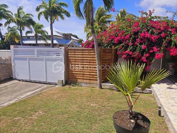 Jérôme MIGLIORE vous propose pour BSK IMMOBILLIER /

PROPRIETE D'EXCEPTION - 7 PIECES - UNIQUE A LA VENTE A  SAINT- FRANCOIS :

Située sur les hauteurs de Saint-François, à proximité immédiate du golf, de la marina, du casino, des plages, ainsi que de tous commerces et restaurants, cette superbe villa bénéficie d’un emplacement idéal au sein d’un lotissement paisible, offrant un cadre de vie des plus agréables.

D’une superficie de 181 m² de surface habitable ( habitation et annexes), cette demeure aux volumes généreux se compose de :

Un vaste séjour traversant de 50 m², lumineux et parfaitement ventilé, s’ouvrant sur deux terrasses,
Quatre chambres spacieuses, dont deux avec salle d’eau privative/ WC et une avec salle de bains avec WC,
Une mezzanine, idéale pour un espace bureau, bibliothèque, chambre ou salle de jeux,
Une cuisine indépendante avec office, fonctionnelle et bien agencée,
Bureau,
Un WC visiteurs.

Espaces extérieurs et équipements:
L’extérieur, conçu pour le confort et la convivialité, vous invite à la détente :
Une terrasse couverte avec un carbet équipé d’un jacuzzi (stores pour préserver votre intimité),
Une piscine au sel avec son deck, parfaite pour des moments de farniente sous le soleil des tropiques,
Un espace cuisine et salon extérieur, avec bar et barbecue, idéal pour recevoir famille et amis,
Un jardin arboré et parfaitement entretenu sur un terrain plat de 1 400 m² environ, entièrement clôturé, sans aucun vis-à-vis.

Autres atouts:
Capacité de stationnement pour 5 véhicules + Grand garage fermé de 45 m²,
Deux entrées indépendantes avec portails motorisés,
Construction 100 % béton, assurant une parfaite résistance aux conditions cycloniques,
Toiture révisée et repeinte en 2024,
Réserve d’eau de 2 000 litres,
Chauffe-eau solaire,
DPE réalisé en janvier 2025 – Classe B.

Un bien aux multiples possibilités,
Cette villa d’exception peut convenir aussi bien en résidence principale qu’en investissement locatif, avec un fort potentiel pour une activité de maison d’hôtes ou de locations saisonnières. De plus, une ou deux constructions supplémentaires de type bungalow peuvent être envisagées sur le terrain. ( zone U4 du PLU)

Un véritable havre de paix où luxe, confort et sérénité se conjuguent à la perfection.

Pour plus d’informations
Des vidéos du bien sont disponibles sur demande.

Ne manquez pas cette opportunité unique ! Contactez moi rapidement .