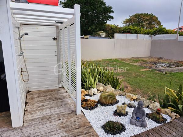 Jérôme MIGLIORE vous propose pour BSK IMMOBILLIER /

PROPRIETE D'EXCEPTION - 7 PIECES - UNIQUE A LA VENTE A  SAINT- FRANCOIS :

Située sur les hauteurs de Saint-François, à proximité immédiate du golf, de la marina, du casino, des plages, ainsi que de tous commerces et restaurants, cette superbe villa bénéficie d’un emplacement idéal au sein d’un lotissement paisible, offrant un cadre de vie des plus agréables.

D’une superficie de 181 m² de surface habitable ( habitation et annexes), cette demeure aux volumes généreux se compose de :

Un vaste séjour traversant de 50 m², lumineux et parfaitement ventilé, s’ouvrant sur deux terrasses,
Quatre chambres spacieuses, dont deux avec salle d’eau privative/ WC et une avec salle de bains avec WC,
Une mezzanine, idéale pour un espace bureau, bibliothèque, chambre ou salle de jeux,
Une cuisine indépendante avec office, fonctionnelle et bien agencée,
Bureau,
Un WC visiteurs.

Espaces extérieurs et équipements:
L’extérieur, conçu pour le confort et la convivialité, vous invite à la détente :
Une terrasse couverte avec un carbet équipé d’un jacuzzi (stores pour préserver votre intimité),
Une piscine au sel avec son deck, parfaite pour des moments de farniente sous le soleil des tropiques,
Un espace cuisine et salon extérieur, avec bar et barbecue, idéal pour recevoir famille et amis,
Un jardin arboré et parfaitement entretenu sur un terrain plat de 1 400 m² environ, entièrement clôturé, sans aucun vis-à-vis.

Autres atouts:
Capacité de stationnement pour 5 véhicules + Grand garage fermé de 45 m²,
Deux entrées indépendantes avec portails motorisés,
Construction 100 % béton, assurant une parfaite résistance aux conditions cycloniques,
Toiture révisée et repeinte en 2024,
Réserve d’eau de 2 000 litres,
Chauffe-eau solaire,
DPE réalisé en janvier 2025 – Classe B.

Un bien aux multiples possibilités,
Cette villa d’exception peut convenir aussi bien en résidence principale qu’en investissement locatif, avec un fort potentiel pour une activité de maison d’hôtes ou de locations saisonnières. De plus, une ou deux constructions supplémentaires de type bungalow peuvent être envisagées sur le terrain. ( zone U4 du PLU)

Un véritable havre de paix où luxe, confort et sérénité se conjuguent à la perfection.

Pour plus d’informations
Des vidéos du bien sont disponibles sur demande.

Ne manquez pas cette opportunité unique ! Contactez moi rapidement .