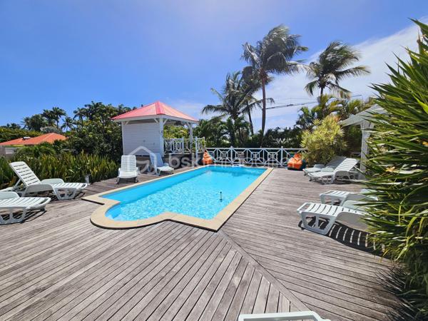 Jérôme MIGLIORE vous propose pour BSK IMMOBILLIER /

PROPRIETE D'EXCEPTION - 7 PIECES - UNIQUE A LA VENTE A  SAINT- FRANCOIS :

Située sur les hauteurs de Saint-François, à proximité immédiate du golf, de la marina, du casino, des plages, ainsi que de tous commerces et restaurants, cette superbe villa bénéficie d’un emplacement idéal au sein d’un lotissement paisible, offrant un cadre de vie des plus agréables.

D’une superficie de 181 m² de surface habitable ( habitation et annexes), cette demeure aux volumes généreux se compose de :

Un vaste séjour traversant de 50 m², lumineux et parfaitement ventilé, s’ouvrant sur deux terrasses,
Quatre chambres spacieuses, dont deux avec salle d’eau privative/ WC et une avec salle de bains avec WC,
Une mezzanine, idéale pour un espace bureau, bibliothèque, chambre ou salle de jeux,
Une cuisine indépendante avec office, fonctionnelle et bien agencée,
Bureau,
Un WC visiteurs.

Espaces extérieurs et équipements:
L’extérieur, conçu pour le confort et la convivialité, vous invite à la détente :
Une terrasse couverte avec un carbet équipé d’un jacuzzi (stores pour préserver votre intimité),
Une piscine au sel avec son deck, parfaite pour des moments de farniente sous le soleil des tropiques,
Un espace cuisine et salon extérieur, avec bar et barbecue, idéal pour recevoir famille et amis,
Un jardin arboré et parfaitement entretenu sur un terrain plat de 1 400 m² environ, entièrement clôturé, sans aucun vis-à-vis.

Autres atouts:
Capacité de stationnement pour 5 véhicules + Grand garage fermé de 45 m²,
Deux entrées indépendantes avec portails motorisés,
Construction 100 % béton, assurant une parfaite résistance aux conditions cycloniques,
Toiture révisée et repeinte en 2024,
Réserve d’eau de 2 000 litres,
Chauffe-eau solaire,
DPE réalisé en janvier 2025 – Classe B.

Un bien aux multiples possibilités,
Cette villa d’exception peut convenir aussi bien en résidence principale qu’en investissement locatif, avec un fort potentiel pour une activité de maison d’hôtes ou de locations saisonnières. De plus, une ou deux constructions supplémentaires de type bungalow peuvent être envisagées sur le terrain. ( zone U4 du PLU)

Un véritable havre de paix où luxe, confort et sérénité se conjuguent à la perfection.

Pour plus d’informations
Des vidéos du bien sont disponibles sur demande.

Ne manquez pas cette opportunité unique ! Contactez moi rapidement .