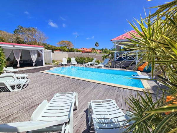 Jérôme MIGLIORE vous propose pour BSK IMMOBILLIER /

PROPRIETE D'EXCEPTION - 7 PIECES - UNIQUE A LA VENTE A  SAINT- FRANCOIS :

Située sur les hauteurs de Saint-François, à proximité immédiate du golf, de la marina, du casino, des plages, ainsi que de tous commerces et restaurants, cette superbe villa bénéficie d’un emplacement idéal au sein d’un lotissement paisible, offrant un cadre de vie des plus agréables.

D’une superficie de 181 m² de surface habitable ( habitation et annexes), cette demeure aux volumes généreux se compose de :

Un vaste séjour traversant de 50 m², lumineux et parfaitement ventilé, s’ouvrant sur deux terrasses,
Quatre chambres spacieuses, dont deux avec salle d’eau privative/ WC et une avec salle de bains avec WC,
Une mezzanine, idéale pour un espace bureau, bibliothèque, chambre ou salle de jeux,
Une cuisine indépendante avec office, fonctionnelle et bien agencée,
Bureau,
Un WC visiteurs.

Espaces extérieurs et équipements:
L’extérieur, conçu pour le confort et la convivialité, vous invite à la détente :
Une terrasse couverte avec un carbet équipé d’un jacuzzi (stores pour préserver votre intimité),
Une piscine au sel avec son deck, parfaite pour des moments de farniente sous le soleil des tropiques,
Un espace cuisine et salon extérieur, avec bar et barbecue, idéal pour recevoir famille et amis,
Un jardin arboré et parfaitement entretenu sur un terrain plat de 1 400 m² environ, entièrement clôturé, sans aucun vis-à-vis.

Autres atouts:
Capacité de stationnement pour 5 véhicules + Grand garage fermé de 45 m²,
Deux entrées indépendantes avec portails motorisés,
Construction 100 % béton, assurant une parfaite résistance aux conditions cycloniques,
Toiture révisée et repeinte en 2024,
Réserve d’eau de 2 000 litres,
Chauffe-eau solaire,
DPE réalisé en janvier 2025 – Classe B.

Un bien aux multiples possibilités,
Cette villa d’exception peut convenir aussi bien en résidence principale qu’en investissement locatif, avec un fort potentiel pour une activité de maison d’hôtes ou de locations saisonnières. De plus, une ou deux constructions supplémentaires de type bungalow peuvent être envisagées sur le terrain. ( zone U4 du PLU)

Un véritable havre de paix où luxe, confort et sérénité se conjuguent à la perfection.

Pour plus d’informations
Des vidéos du bien sont disponibles sur demande.

Ne manquez pas cette opportunité unique ! Contactez moi rapidement .