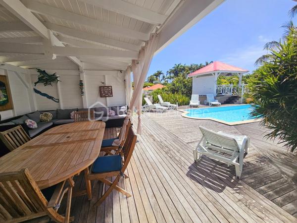 Jérôme MIGLIORE vous propose pour BSK IMMOBILLIER /

PROPRIETE D'EXCEPTION - 7 PIECES - UNIQUE A LA VENTE A  SAINT- FRANCOIS :

Située sur les hauteurs de Saint-François, à proximité immédiate du golf, de la marina, du casino, des plages, ainsi que de tous commerces et restaurants, cette superbe villa bénéficie d’un emplacement idéal au sein d’un lotissement paisible, offrant un cadre de vie des plus agréables.

D’une superficie de 181 m² de surface habitable ( habitation et annexes), cette demeure aux volumes généreux se compose de :

Un vaste séjour traversant de 50 m², lumineux et parfaitement ventilé, s’ouvrant sur deux terrasses,
Quatre chambres spacieuses, dont deux avec salle d’eau privative/ WC et une avec salle de bains avec WC,
Une mezzanine, idéale pour un espace bureau, bibliothèque, chambre ou salle de jeux,
Une cuisine indépendante avec office, fonctionnelle et bien agencée,
Bureau,
Un WC visiteurs.

Espaces extérieurs et équipements:
L’extérieur, conçu pour le confort et la convivialité, vous invite à la détente :
Une terrasse couverte avec un carbet équipé d’un jacuzzi (stores pour préserver votre intimité),
Une piscine au sel avec son deck, parfaite pour des moments de farniente sous le soleil des tropiques,
Un espace cuisine et salon extérieur, avec bar et barbecue, idéal pour recevoir famille et amis,
Un jardin arboré et parfaitement entretenu sur un terrain plat de 1 400 m² environ, entièrement clôturé, sans aucun vis-à-vis.

Autres atouts:
Capacité de stationnement pour 5 véhicules + Grand garage fermé de 45 m²,
Deux entrées indépendantes avec portails motorisés,
Construction 100 % béton, assurant une parfaite résistance aux conditions cycloniques,
Toiture révisée et repeinte en 2024,
Réserve d’eau de 2 000 litres,
Chauffe-eau solaire,
DPE réalisé en janvier 2025 – Classe B.

Un bien aux multiples possibilités,
Cette villa d’exception peut convenir aussi bien en résidence principale qu’en investissement locatif, avec un fort potentiel pour une activité de maison d’hôtes ou de locations saisonnières. De plus, une ou deux constructions supplémentaires de type bungalow peuvent être envisagées sur le terrain. ( zone U4 du PLU)

Un véritable havre de paix où luxe, confort et sérénité se conjuguent à la perfection.

Pour plus d’informations
Des vidéos du bien sont disponibles sur demande.

Ne manquez pas cette opportunité unique ! Contactez moi rapidement .