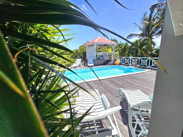 Jérôme MIGLIORE vous propose pour BSK IMMOBILLIER /

PROPRIETE D'EXCEPTION - 7 PIECES - UNIQUE A LA VENTE A  SAINT- FRANCOIS :

Située sur les hauteurs de Saint-François, à proximité immédiate du golf, de la marina, du casino, des plages, ainsi que de tous commerces et restaurants, cette superbe villa bénéficie d’un emplacement idéal au sein d’un lotissement paisible, offrant un cadre de vie des plus agréables.

D’une superficie de 181 m² de surface habitable ( habitation et annexes), cette demeure aux volumes généreux se compose de :

Un vaste séjour traversant de 50 m², lumineux et parfaitement ventilé, s’ouvrant sur deux terrasses,
Quatre chambres spacieuses, dont deux avec salle d’eau privative/ WC et une avec salle de bains avec WC,
Une mezzanine, idéale pour un espace bureau, bibliothèque, chambre ou salle de jeux,
Une cuisine indépendante avec office, fonctionnelle et bien agencée,
Bureau,
Un WC visiteurs.

Espaces extérieurs et équipements:
L’extérieur, conçu pour le confort et la convivialité, vous invite à la détente :
Une terrasse couverte avec un carbet équipé d’un jacuzzi (stores pour préserver votre intimité),
Une piscine au sel avec son deck, parfaite pour des moments de farniente sous le soleil des tropiques,
Un espace cuisine et salon extérieur, avec bar et barbecue, idéal pour recevoir famille et amis,
Un jardin arboré et parfaitement entretenu sur un terrain plat de 1 400 m² environ, entièrement clôturé, sans aucun vis-à-vis.

Autres atouts:
Capacité de stationnement pour 5 véhicules + Grand garage fermé de 45 m²,
Deux entrées indépendantes avec portails motorisés,
Construction 100 % béton, assurant une parfaite résistance aux conditions cycloniques,
Toiture révisée et repeinte en 2024,
Réserve d’eau de 2 000 litres,
Chauffe-eau solaire,
DPE réalisé en janvier 2025 – Classe B.

Un bien aux multiples possibilités,
Cette villa d’exception peut convenir aussi bien en résidence principale qu’en investissement locatif, avec un fort potentiel pour une activité de maison d’hôtes ou de locations saisonnières. De plus, une ou deux constructions supplémentaires de type bungalow peuvent être envisagées sur le terrain. ( zone U4 du PLU)

Un véritable havre de paix où luxe, confort et sérénité se conjuguent à la perfection.

Pour plus d’informations
Des vidéos du bien sont disponibles sur demande.

Ne manquez pas cette opportunité unique ! Contactez moi rapidement .