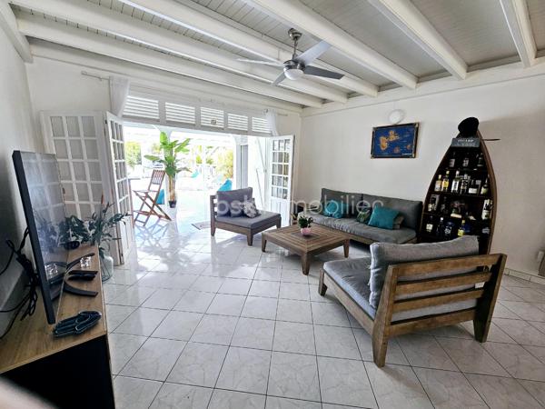 Jérôme MIGLIORE vous propose pour BSK IMMOBILLIER /

PROPRIETE D'EXCEPTION - 7 PIECES - UNIQUE A LA VENTE A  SAINT- FRANCOIS :

Située sur les hauteurs de Saint-François, à proximité immédiate du golf, de la marina, du casino, des plages, ainsi que de tous commerces et restaurants, cette superbe villa bénéficie d’un emplacement idéal au sein d’un lotissement paisible, offrant un cadre de vie des plus agréables.

D’une superficie de 181 m² de surface habitable ( habitation et annexes), cette demeure aux volumes généreux se compose de :

Un vaste séjour traversant de 50 m², lumineux et parfaitement ventilé, s’ouvrant sur deux terrasses,
Quatre chambres spacieuses, dont deux avec salle d’eau privative/ WC et une avec salle de bains avec WC,
Une mezzanine, idéale pour un espace bureau, bibliothèque, chambre ou salle de jeux,
Une cuisine indépendante avec office, fonctionnelle et bien agencée,
Bureau,
Un WC visiteurs.

Espaces extérieurs et équipements:
L’extérieur, conçu pour le confort et la convivialité, vous invite à la détente :
Une terrasse couverte avec un carbet équipé d’un jacuzzi (stores pour préserver votre intimité),
Une piscine au sel avec son deck, parfaite pour des moments de farniente sous le soleil des tropiques,
Un espace cuisine et salon extérieur, avec bar et barbecue, idéal pour recevoir famille et amis,
Un jardin arboré et parfaitement entretenu sur un terrain plat de 1 400 m² environ, entièrement clôturé, sans aucun vis-à-vis.

Autres atouts:
Capacité de stationnement pour 5 véhicules + Grand garage fermé de 45 m²,
Deux entrées indépendantes avec portails motorisés,
Construction 100 % béton, assurant une parfaite résistance aux conditions cycloniques,
Toiture révisée et repeinte en 2024,
Réserve d’eau de 2 000 litres,
Chauffe-eau solaire,
DPE réalisé en janvier 2025 – Classe B.

Un bien aux multiples possibilités,
Cette villa d’exception peut convenir aussi bien en résidence principale qu’en investissement locatif, avec un fort potentiel pour une activité de maison d’hôtes ou de locations saisonnières. De plus, une ou deux constructions supplémentaires de type bungalow peuvent être envisagées sur le terrain. ( zone U4 du PLU)

Un véritable havre de paix où luxe, confort et sérénité se conjuguent à la perfection.

Pour plus d’informations
Des vidéos du bien sont disponibles sur demande.

Ne manquez pas cette opportunité unique ! Contactez moi rapidement .