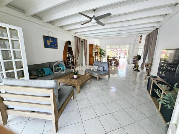 Jérôme MIGLIORE vous propose pour BSK IMMOBILLIER /

PROPRIETE D'EXCEPTION - 7 PIECES - UNIQUE A LA VENTE A  SAINT- FRANCOIS :

Située sur les hauteurs de Saint-François, à proximité immédiate du golf, de la marina, du casino, des plages, ainsi que de tous commerces et restaurants, cette superbe villa bénéficie d’un emplacement idéal au sein d’un lotissement paisible, offrant un cadre de vie des plus agréables.

D’une superficie de 181 m² de surface habitable ( habitation et annexes), cette demeure aux volumes généreux se compose de :

Un vaste séjour traversant de 50 m², lumineux et parfaitement ventilé, s’ouvrant sur deux terrasses,
Quatre chambres spacieuses, dont deux avec salle d’eau privative/ WC et une avec salle de bains avec WC,
Une mezzanine, idéale pour un espace bureau, bibliothèque, chambre ou salle de jeux,
Une cuisine indépendante avec office, fonctionnelle et bien agencée,
Bureau,
Un WC visiteurs.

Espaces extérieurs et équipements:
L’extérieur, conçu pour le confort et la convivialité, vous invite à la détente :
Une terrasse couverte avec un carbet équipé d’un jacuzzi (stores pour préserver votre intimité),
Une piscine au sel avec son deck, parfaite pour des moments de farniente sous le soleil des tropiques,
Un espace cuisine et salon extérieur, avec bar et barbecue, idéal pour recevoir famille et amis,
Un jardin arboré et parfaitement entretenu sur un terrain plat de 1 400 m² environ, entièrement clôturé, sans aucun vis-à-vis.

Autres atouts:
Capacité de stationnement pour 5 véhicules + Grand garage fermé de 45 m²,
Deux entrées indépendantes avec portails motorisés,
Construction 100 % béton, assurant une parfaite résistance aux conditions cycloniques,
Toiture révisée et repeinte en 2024,
Réserve d’eau de 2 000 litres,
Chauffe-eau solaire,
DPE réalisé en janvier 2025 – Classe B.

Un bien aux multiples possibilités,
Cette villa d’exception peut convenir aussi bien en résidence principale qu’en investissement locatif, avec un fort potentiel pour une activité de maison d’hôtes ou de locations saisonnières. De plus, une ou deux constructions supplémentaires de type bungalow peuvent être envisagées sur le terrain. ( zone U4 du PLU)

Un véritable havre de paix où luxe, confort et sérénité se conjuguent à la perfection.

Pour plus d’informations
Des vidéos du bien sont disponibles sur demande.

Ne manquez pas cette opportunité unique ! Contactez moi rapidement .