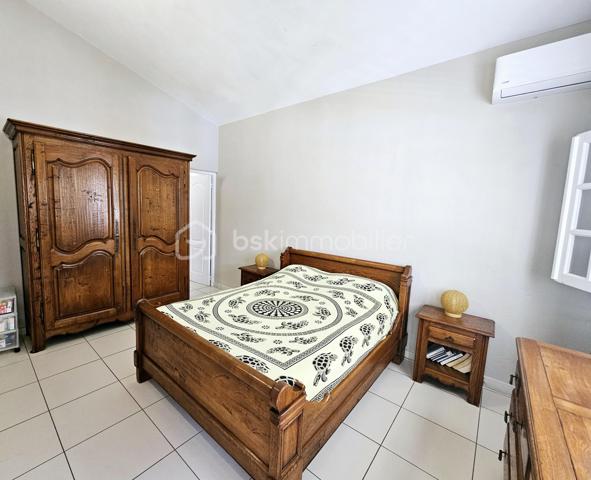 Jérôme MIGLIORE vous propose pour BSK IMMOBILLIER /

PROPRIETE D'EXCEPTION - 7 PIECES - UNIQUE A LA VENTE A  SAINT- FRANCOIS :

Située sur les hauteurs de Saint-François, à proximité immédiate du golf, de la marina, du casino, des plages, ainsi que de tous commerces et restaurants, cette superbe villa bénéficie d’un emplacement idéal au sein d’un lotissement paisible, offrant un cadre de vie des plus agréables.

D’une superficie de 181 m² de surface habitable ( habitation et annexes), cette demeure aux volumes généreux se compose de :

Un vaste séjour traversant de 50 m², lumineux et parfaitement ventilé, s’ouvrant sur deux terrasses,
Quatre chambres spacieuses, dont deux avec salle d’eau privative/ WC et une avec salle de bains avec WC,
Une mezzanine, idéale pour un espace bureau, bibliothèque, chambre ou salle de jeux,
Une cuisine indépendante avec office, fonctionnelle et bien agencée,
Bureau,
Un WC visiteurs.

Espaces extérieurs et équipements:
L’extérieur, conçu pour le confort et la convivialité, vous invite à la détente :
Une terrasse couverte avec un carbet équipé d’un jacuzzi (stores pour préserver votre intimité),
Une piscine au sel avec son deck, parfaite pour des moments de farniente sous le soleil des tropiques,
Un espace cuisine et salon extérieur, avec bar et barbecue, idéal pour recevoir famille et amis,
Un jardin arboré et parfaitement entretenu sur un terrain plat de 1 400 m² environ, entièrement clôturé, sans aucun vis-à-vis.

Autres atouts:
Capacité de stationnement pour 5 véhicules + Grand garage fermé de 45 m²,
Deux entrées indépendantes avec portails motorisés,
Construction 100 % béton, assurant une parfaite résistance aux conditions cycloniques,
Toiture révisée et repeinte en 2024,
Réserve d’eau de 2 000 litres,
Chauffe-eau solaire,
DPE réalisé en janvier 2025 – Classe B.

Un bien aux multiples possibilités,
Cette villa d’exception peut convenir aussi bien en résidence principale qu’en investissement locatif, avec un fort potentiel pour une activité de maison d’hôtes ou de locations saisonnières. De plus, une ou deux constructions supplémentaires de type bungalow peuvent être envisagées sur le terrain. ( zone U4 du PLU)

Un véritable havre de paix où luxe, confort et sérénité se conjuguent à la perfection.

Pour plus d’informations
Des vidéos du bien sont disponibles sur demande.

Ne manquez pas cette opportunité unique ! Contactez moi rapidement .