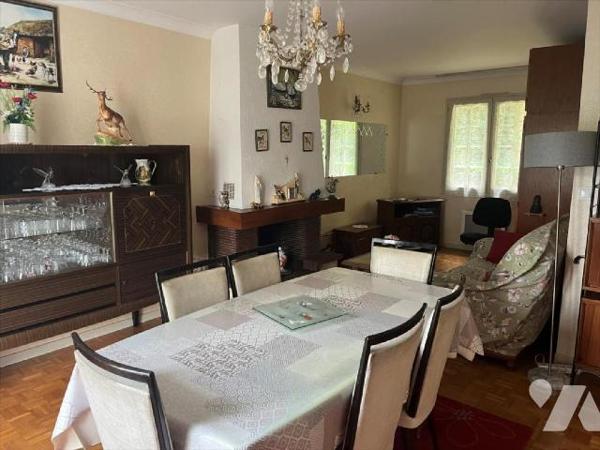 Idéalement située sur VITRÉ, cette maison de plain-pied des années 1980, vous propose un cadre ...