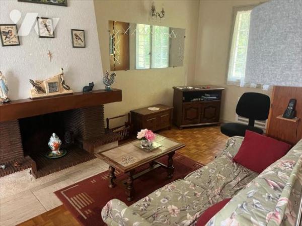 Idéalement située sur VITRÉ, cette maison de plain-pied des années 1980, vous propose un cadre ...