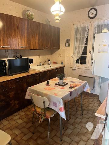 Idéalement située sur VITRÉ, cette maison de plain-pied des années 1980, vous propose un cadre ...