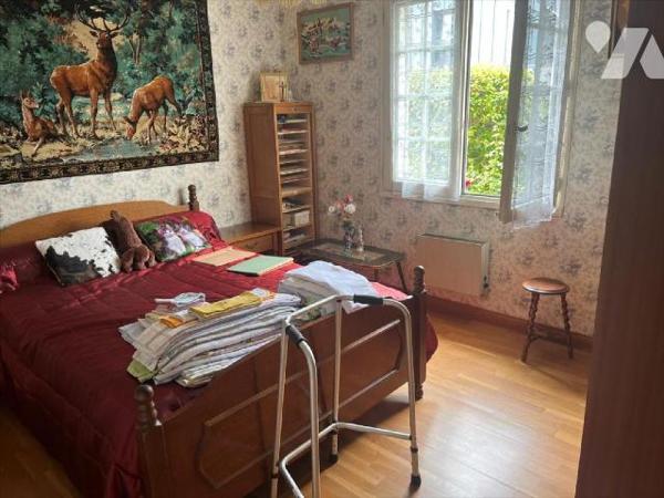 Idéalement située sur VITRÉ, cette maison de plain-pied des années 1980, vous propose un cadre ...