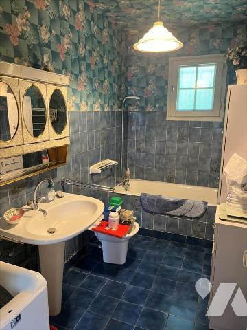 Idéalement située sur VITRÉ, cette maison de plain-pied des années 1980, vous propose un cadre ...