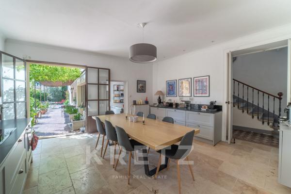 Exceptionnelle Maison de Maître avec jardin, piscine, garage et dépendances en coeur de village