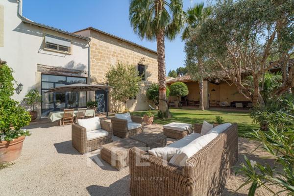 Exceptionnelle Maison de Maître avec jardin, piscine, garage et dépendances en coeur de village