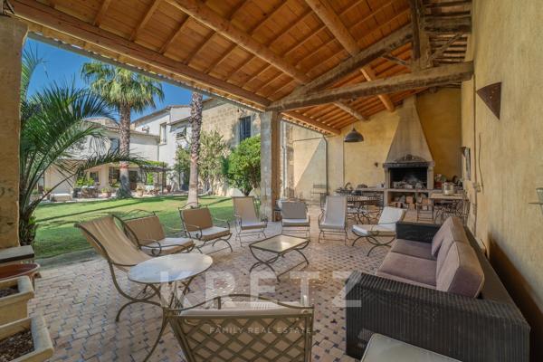 Exceptionnelle Maison de Maître avec jardin, piscine, garage et dépendances en coeur de village