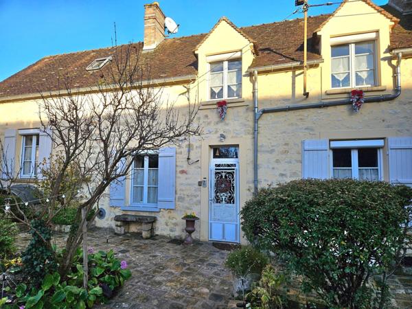 Maison de caractère avec jardin et à proximité des commerces.