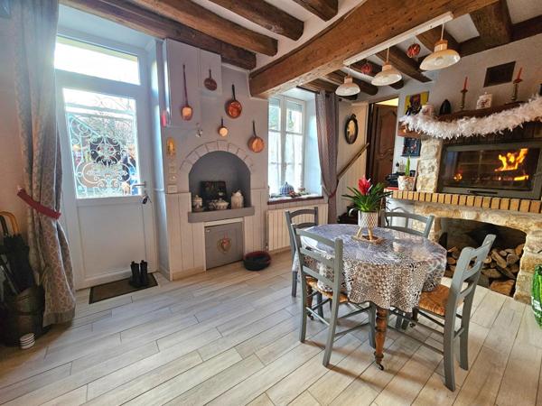 Maison de caractère avec jardin et à proximité des commerces.