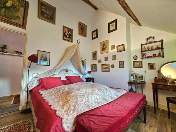 Maison de caractère avec jardin et à proximité des commerces.