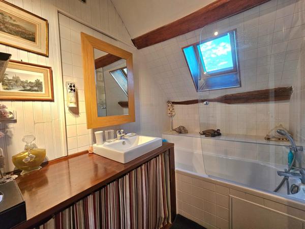 Maison de caractère avec jardin et à proximité des commerces.