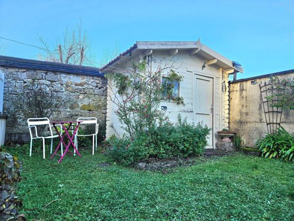 Maison de caractère avec jardin et à proximité des commerces.